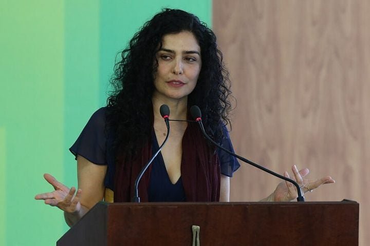 Além de sua carreira artística, Letícia é uma ativista bastante engajada em causas sociais, ambientais e de direitos humanos. 