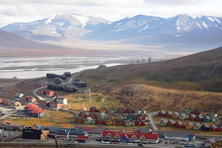 Para 2026, está prevista a construção de uma usina de biogás, como parte do compromisso da Avinor (empresa que administra o aeroporto) de reduzir significativamente as emissões de gases de efeito estufa até 2050.