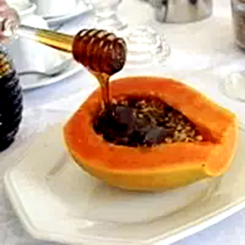 Mas, a partir dos 3 anos, o mel é indicado para os lanches, sendo um bom acompanhamento. Mostrar às crianças como colocar mel no mamão, por exemplo, pode ser divertido e saboroso.