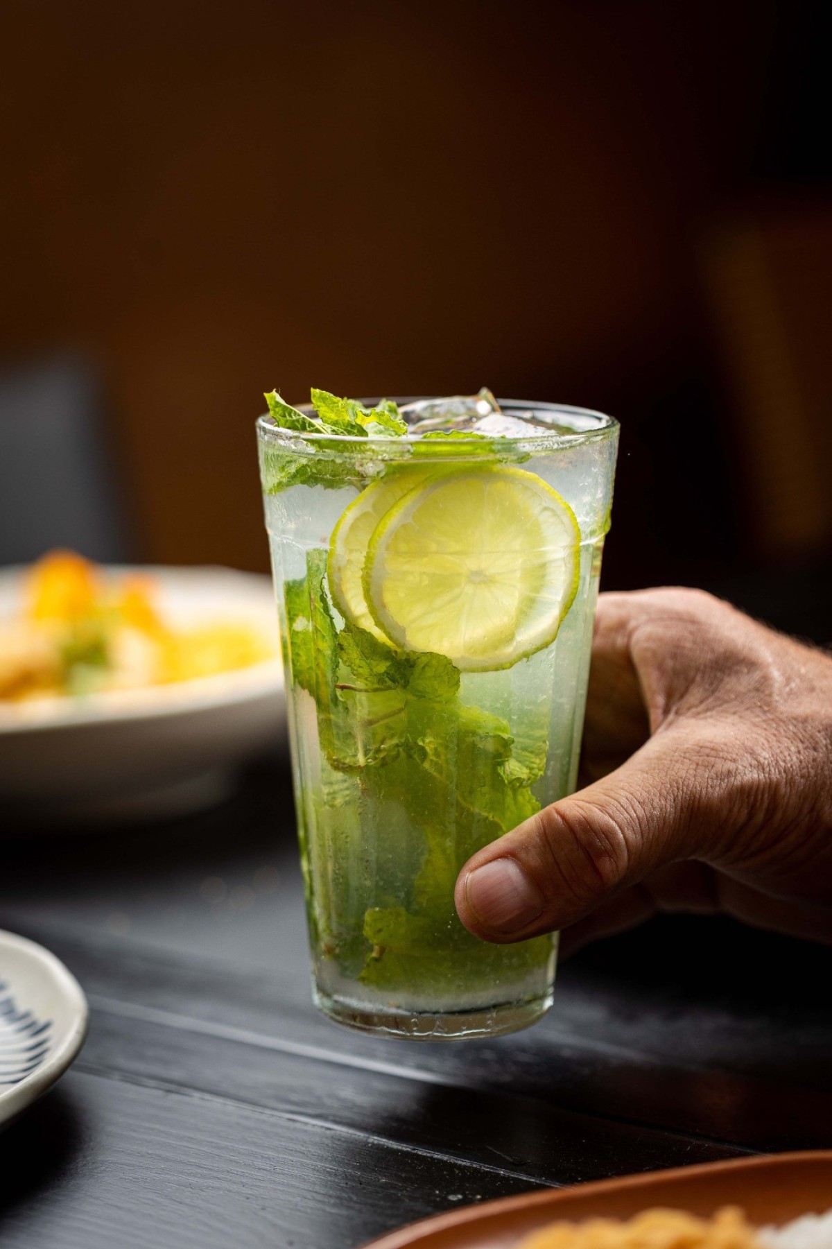 O Mojito é um drinque refrescante e de fácil preparo. Ele leva rum branco, folhas de hortelã, suco de limão, xarope de açúcar e água com gás.-Victor Schwaner/Divulgação