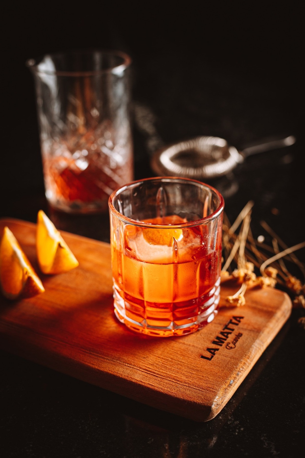 O Negroni, um clássico para quem gosta de amargor, é feito com gim, vermute tinto e campari. Pode ser servido com uma casca de laranja.- Laura Brina/Divulgação