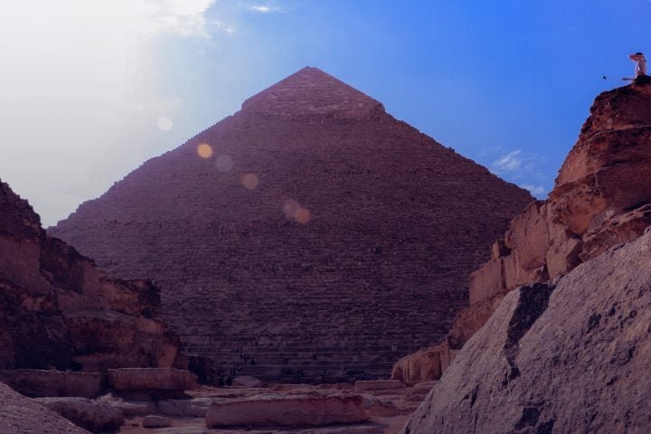 Eles acreditam que passagens subterrâneas conectam as três pirâmides e que essas estruturas podem estar relacionadas às "Salas de Amenti", um lugar místico da antiga religião egípcia.