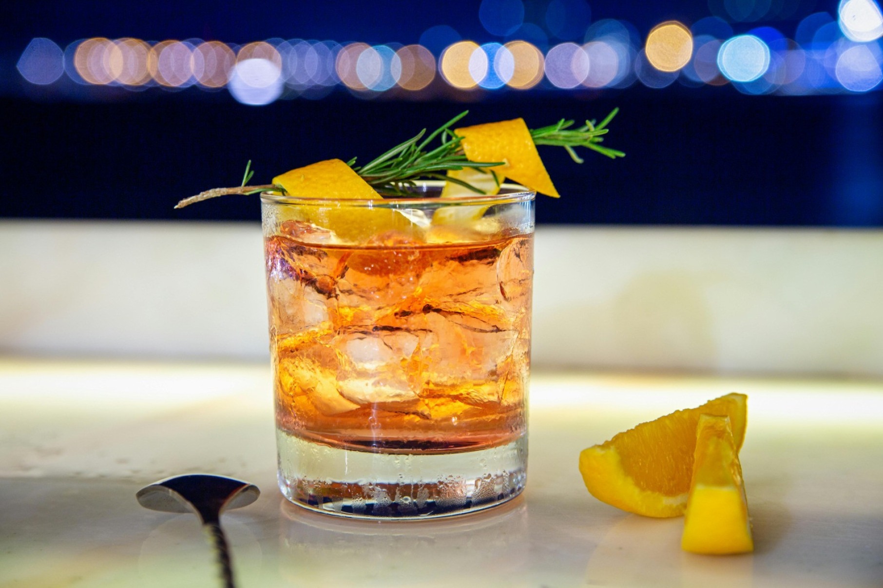 O Old Fashioned é um dos clássicos mais amados mundo a fora. Leva uísque, xarope de açúcar, água e bitter de angostura-Denys Gromov/Pexels
