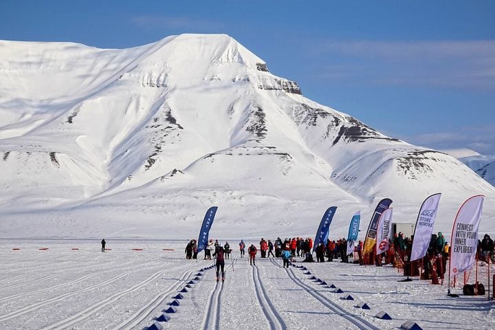 Inicialmente, a cidade atraiu entusiastas de esportes radicais, como ski, trenó e snowmobile.