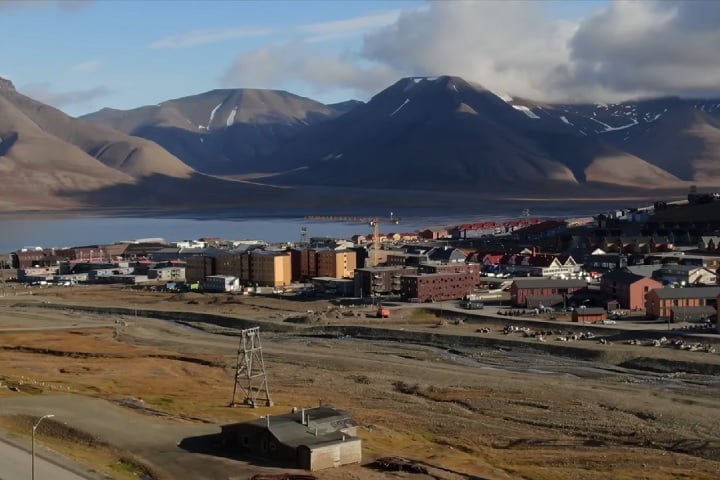 A ilha tem investido em fontes alternativas de energia, como uma usina solar instalada em 2015, que se mostra eficaz durante o verão.