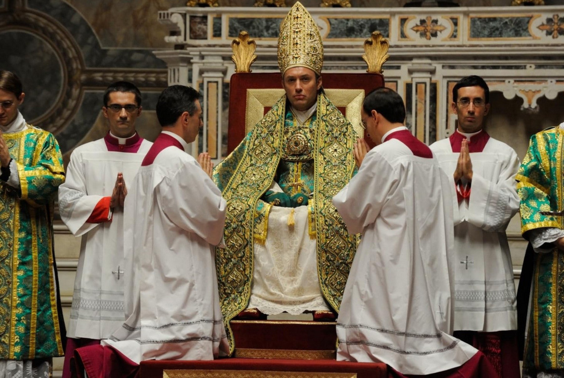 'The young pope' (2016), série de 10 episódios dirigida pelo italiano Paolo Sorrentino, traz Jude Law (foto) como o ítalo-americano Lenny Belardo, que acaba de ser eleito papa para surpresa geral. Se os cardeais acham que haviam escolhido um sumo pontífice facilmente manipulável, Pio XIII mostra uma personalidade atormentada, maquiavélica e desconcertante. Ultraconservador, bebe Coca-Cola de cereja, fuma nos salões do Vaticano e luta com o trauma de ter sido abandonado quando criança. Disponível no Prime Video.
-Gianni Fiorito/HBO/divulgação