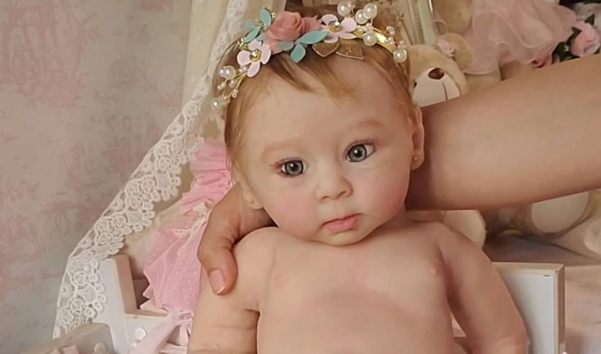 O fenômeno dos bebês reborn começou nos EUA, há mais de 30 anos. As bonecas começaram a se popularizar nos anos 2000.
