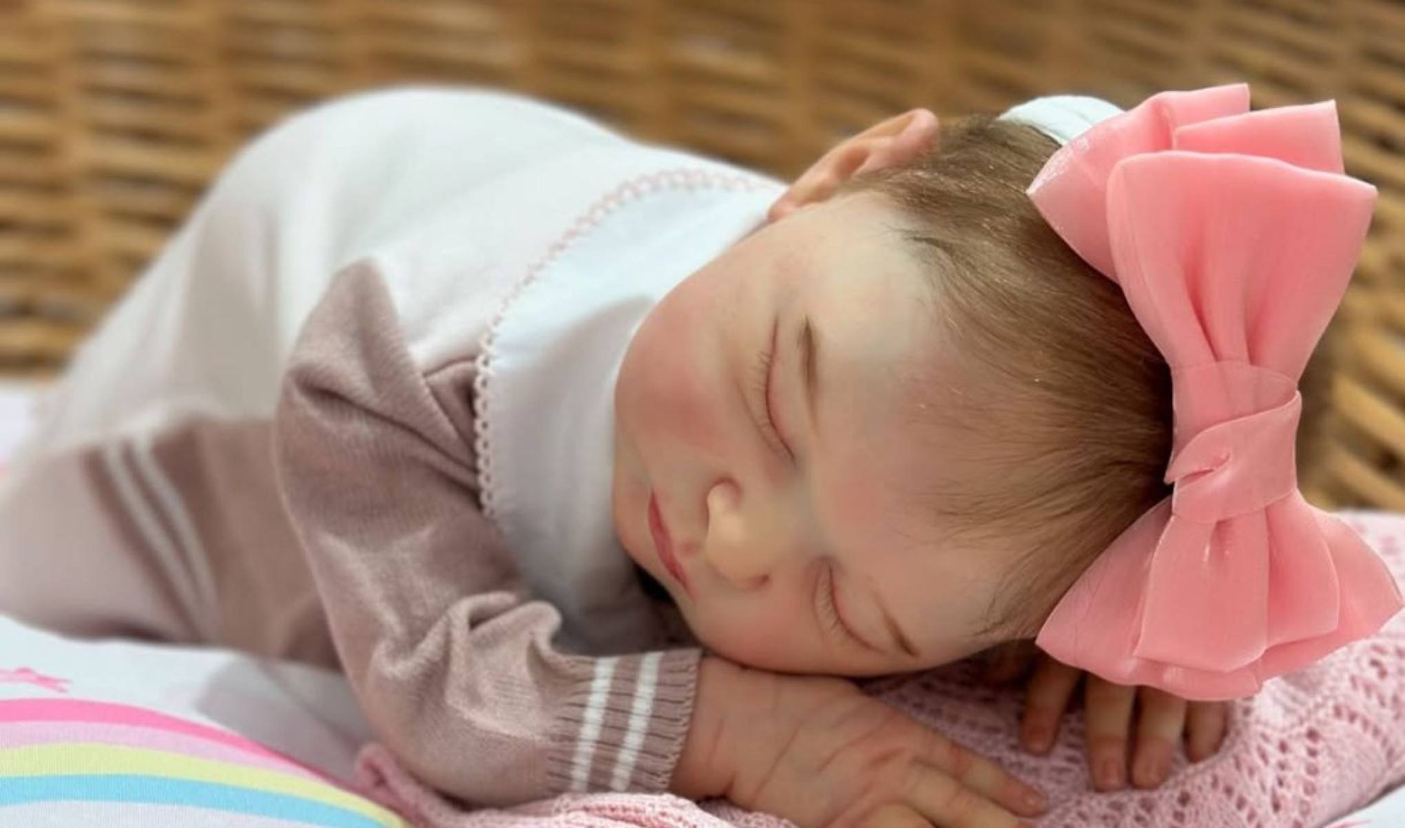 Virou moda brincar de boneca. Aliás, boneca, não: bebê reborn. Tratam-se de brinquedos ultra realistas feitos em silicone que fazem a cabeça de diversos adultos. 
