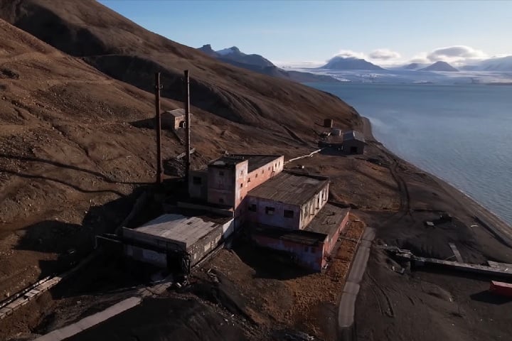No sÃ©culo 20, vÃ¡rias naÃ§Ãµes exploraram minas de carvÃ£o em Svalbard. PorÃ©m, com a crescente preocupaÃ§Ã£o ambiental, essa dependÃªncia do carvÃ£o tem sido questionada. 