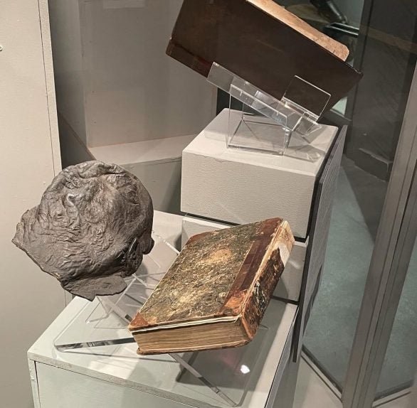 Apesar de seu valor histórico, a natureza macabra do objeto divide opiniões. Enquanto o museu defende sua importância, alguns escritores consideram os livros "repugnantes" e criticam sua exposição.
