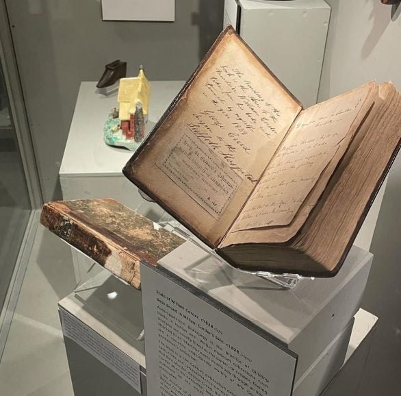 Segundo o agente de patrimônio histórico do museu, Dan Clarke, até o momento a exibição dos livros não gerou queixas por parte dos visitantes.