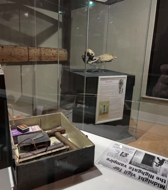 Um dos destaques Ã© a coleÃ§Ã£o de relÃ­quias relacionadas Ã  infame histÃ³ria de bruxaria de Suffolk, incluindo objetos e documentos que remetem aos julgamentos e crenÃ§as populares da Ã©poca.