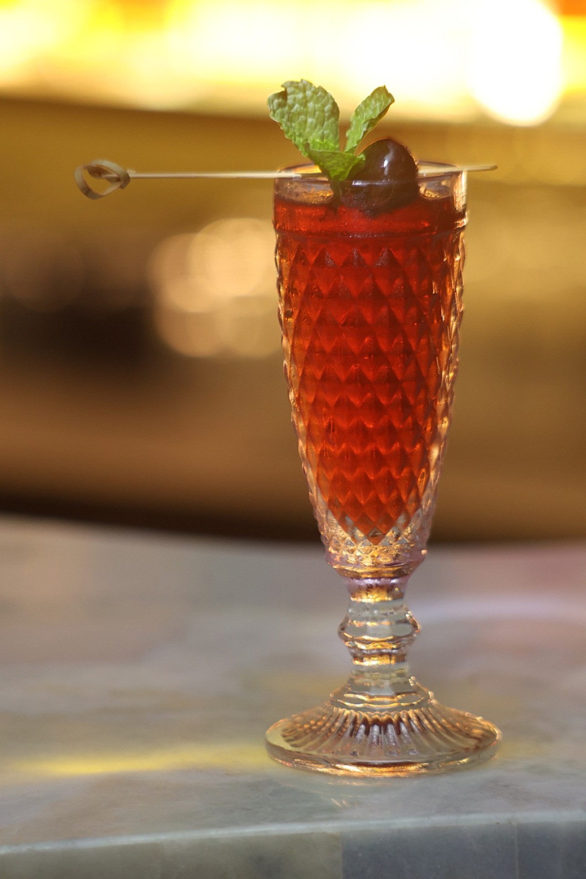 Vinho do Porto tinto, gim, suco de cranberry, cereja amarena e bitter aromático: a criativa mistura deu origem ao drinque Spooky