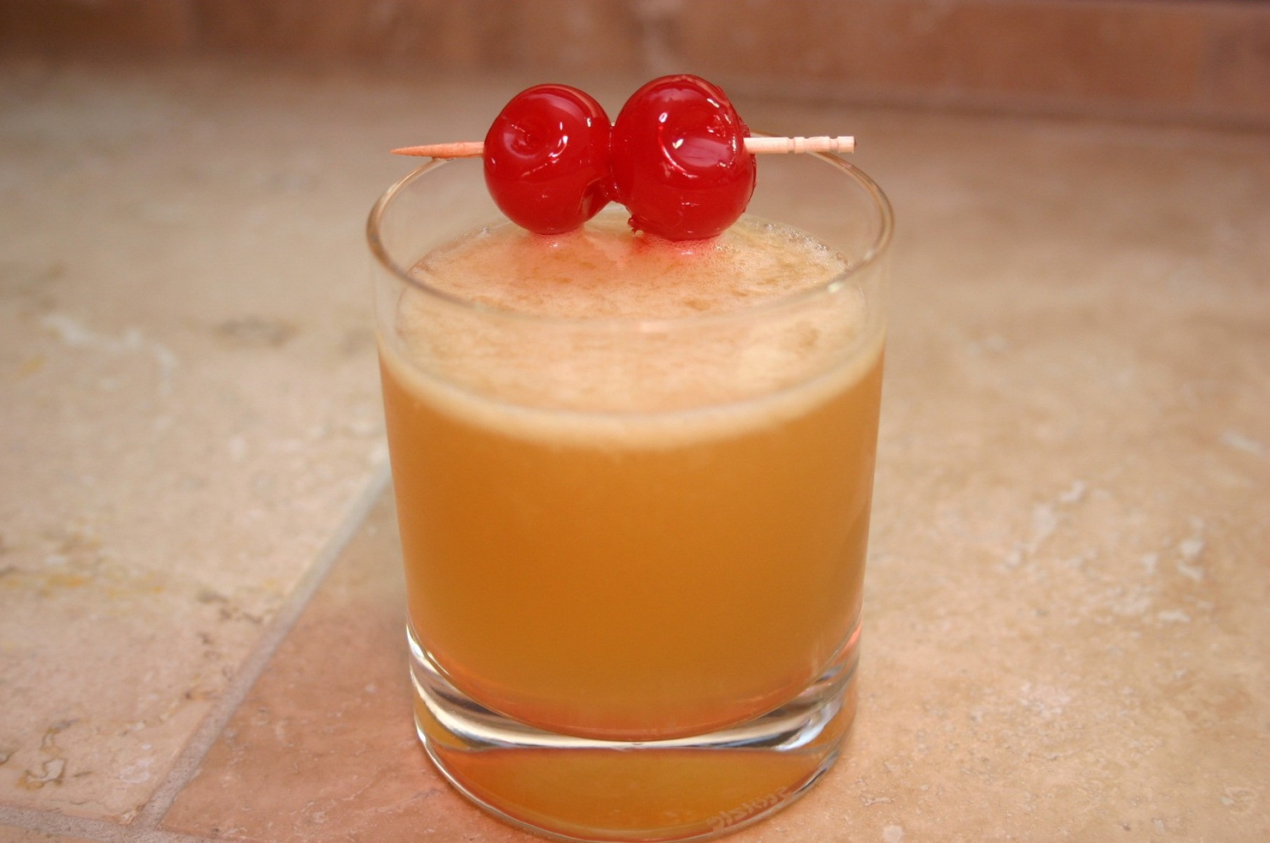 O Whiskey Sour, mundialmente conhecido, leva uísque bourbon, suco de limão, xarope de açúcar, bitter de angostura e clara de ovo.-Reese Lloyd/Flickr