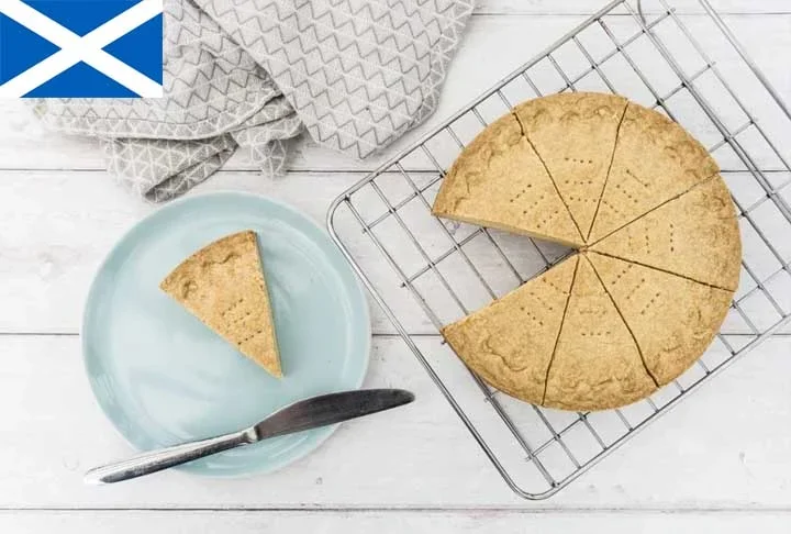 1º) Petticoat Tails (Escócia): O "melhor biscoito do mundo", segundo o TasteAtlas, é feito com uma massa rica em manteiga, farinha e açúcar. Depois, eles são assados até ficarem dourados e polvilhados com açúcar de confeiteiro.