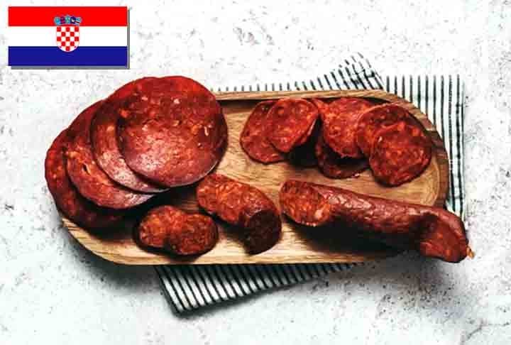 3º) Baranjski kulen (Croácia) - Tradicionalmente feito na região nordeste da Croácia por gerações, o kulen é famoso por seu sabor distinto, que combina notas picantes e defumadas. O processo de maturação dura pelo menos nove meses