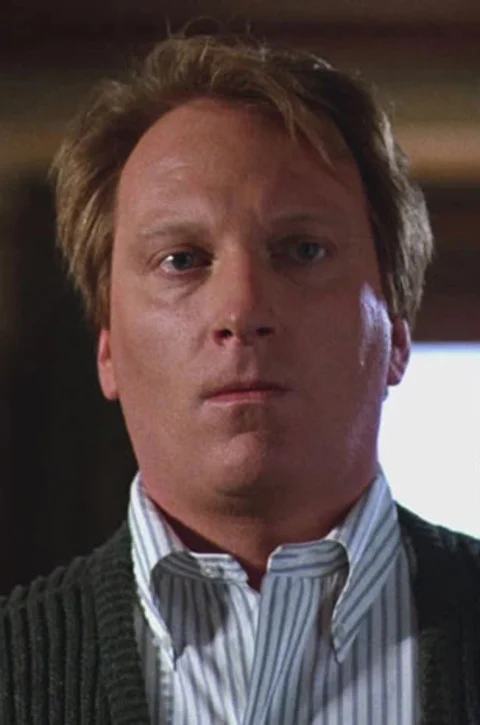  Quando a sequÃªncia foi lanÃ§ada, em setembro de 2024, muita gente estranhou nÃ£o contar com o ator  Jeffrey Jones no elenco. Foi ele que interpretou Charles no original. 
