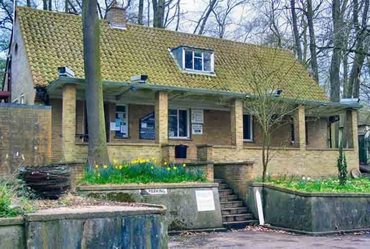 The Kelvedon Hatch (Brentwood, Reino Unido): Com uma indicação de "bunker nuclear secreto", o abrigo foi construído como parte da defesa aérea do Reino Unido ainda nos anos 1950 e depois se tornou sede emergencial do governo.
