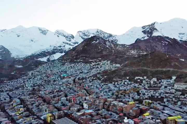 La Rinconada tem um clima extremo, com apenas metade do oxigênio encontrado em lugares normais, o que torna a cidade difícil de suportar para a maioria das pessoas.