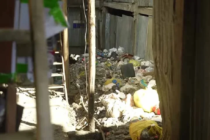 Sem sistema de coleta pública de lixo e saneamento básico, a cidade é bastante suja e se tornou um ambiente insalubre, com todo tipo de dejeto jogado pelas ruas.