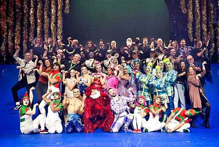 A companhia é tão grande que emprega mais de 4.500 pessoas, incluindo artistas, músicos, técnicos e funcionários administrativos.