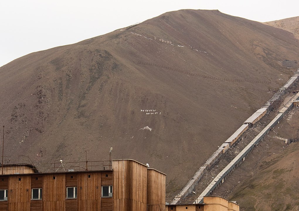 Na foto, uma inscrição em branco na mina de carvão diz "Paz para o mundo!" em russo. Soa como ironia em termos de guerra da Rússia contra a Ucrânia. 