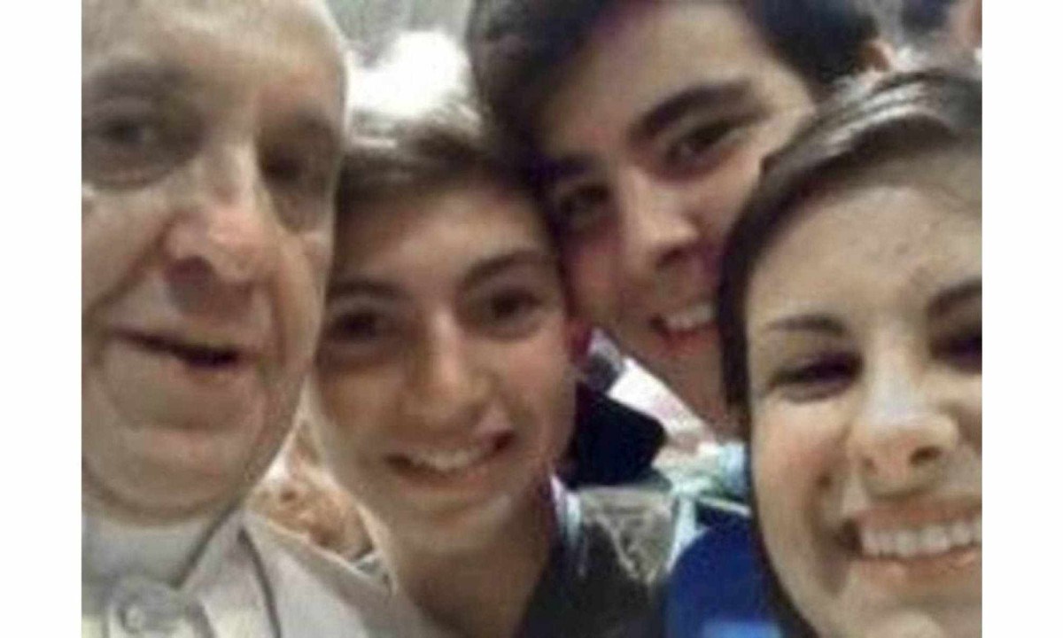 Selfie de jovens com o papa Francisco viralizou na web