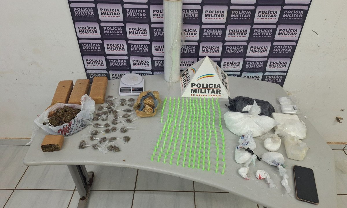 Parte da droga foi encontrada dentro do guarda-roupas da casa -  (crédito: PMMG)