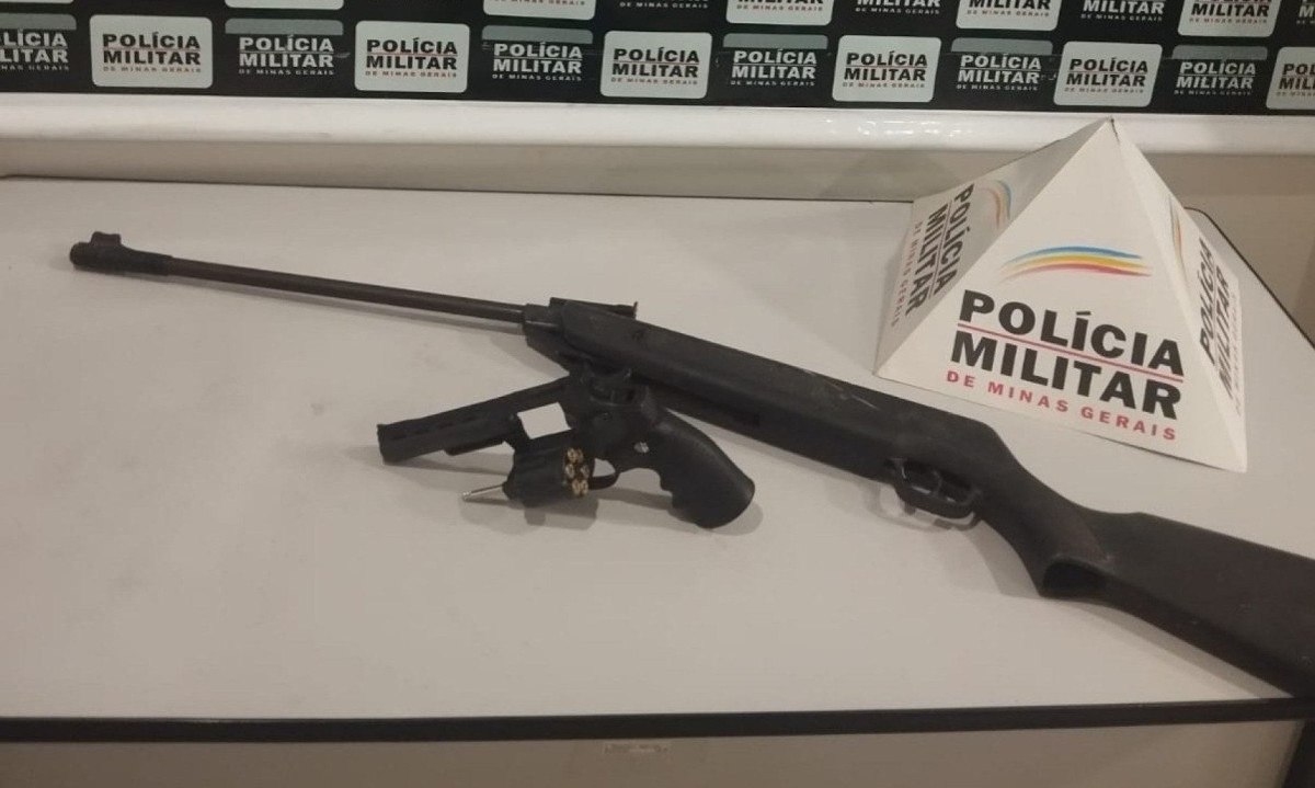 Polícia recebeu denúncia de que mulher estava sendo ameaçada por companheiro e apreendeu uma espingarda e um revólver de pressão -  (crédito: PMMG/Divulgação)