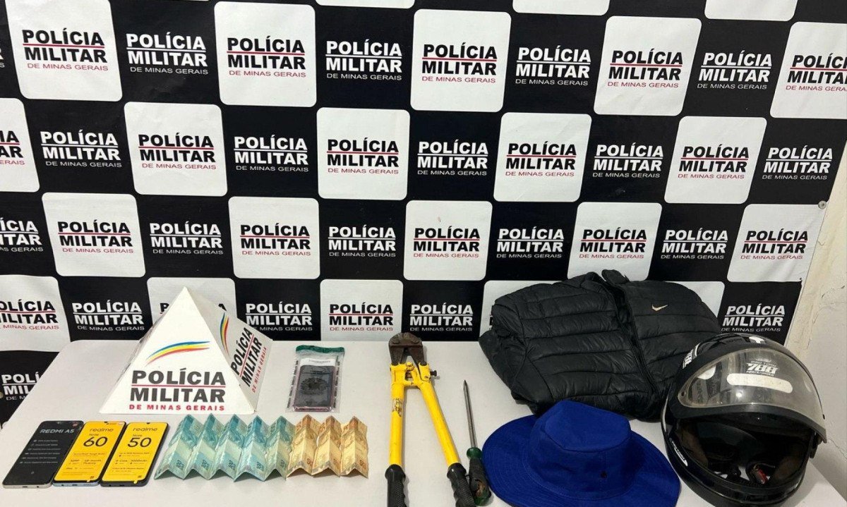 Polícia apreendeu os três celulares furtados, os instrumentos usados para arrombar a porta e um chapéu azul -  (crédito: PMMG/Divulgação)