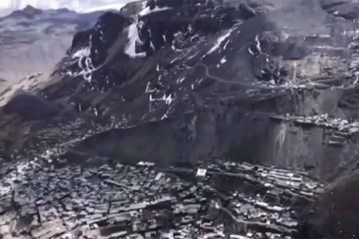Apesar da bela paisagem ao redor, aos pés da montanha Ananea Grande, na região de Puno, La Rinconada é considerada um "inferno na Terra" e um dos piores lugares do mundo em termos de qualidade de vida e urbanismo.