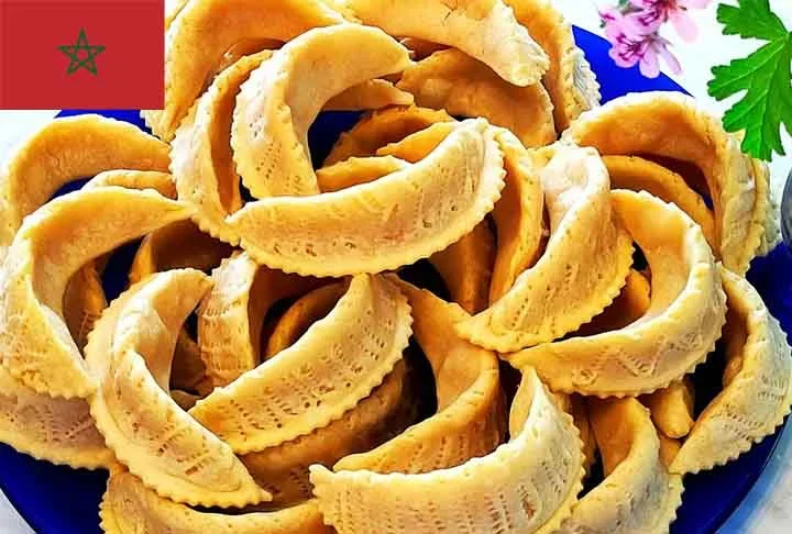 12º) Kaab el ghazal (Marrocos): Também conhecido como "Chifres de Gazela", em português, é um biscoito tradicional da culinária marroquina e argelina, famoso por seu sabor levemente adocicado e aromatizado com temperos típicos da região.