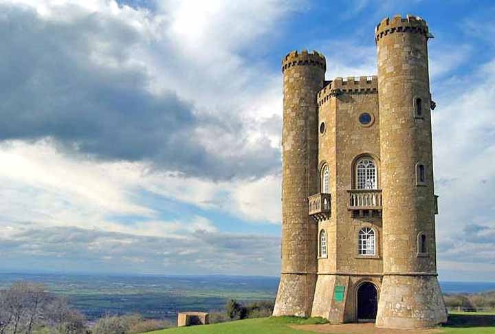 Broadway Tower (Broadway, Reino Unido): A conclusão da Torre da Broadway ocorreu em 1798, por iniciativa de George William, sexto conde de Coventry, que a definiu como um mirante.