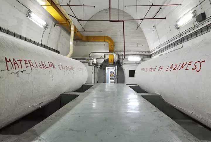 O bunker quase foi demolido em 1992, mas permaneceu intacto graÃ§as Ã  resistÃªncia da guarda militar da BÃ³snia. Para visitar o local, Ã© possÃ­vel fazer uma reserva por meio de uma empresa de turismo local ou participar da Bienal de Arte ContemporÃ¢nea, um evento cultural europeu apoiado pela UNESCO.