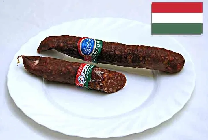 20º) Gyulai kolbász (Hungria) - Essa é uma linguiça tradicional húngara, originária da cidade de Gyula. É feita principalmente de carne de porco, temperada com páprica, alho, pimenta-do-reino e cominho.