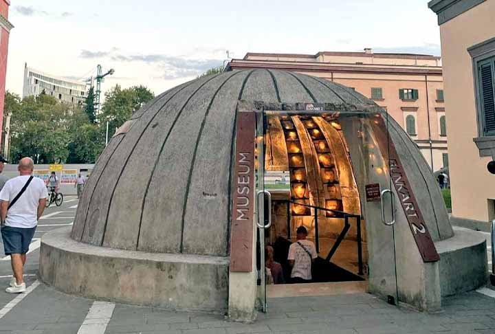 Bunk’Art (Tirana, Albânia): Inicialmente inaugurado como abrigo de fuga para o ditador comunista da Albânia, Enver Hoxha (1941-1985), e seu governo, este palácio subterrâneo original de cinco andares e 106 quartos passou por uma transformação. 