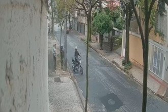 Dupla em moto ameaça e rouba homem com filho no colo em BH