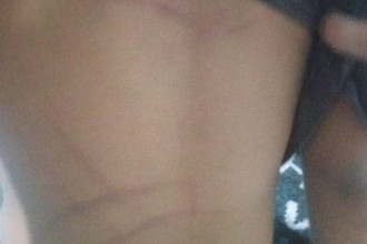 Homem é preso por bater em enteado com cabo de celular; mãe é investigada
