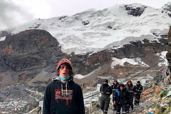 Muitas residências não têm água corrente, eletricidade ou aquecimento adequado para enfrentar o frio intenso, que geralmente fica em torno de 1°C, podendo chegar a temperaturas negativas.
