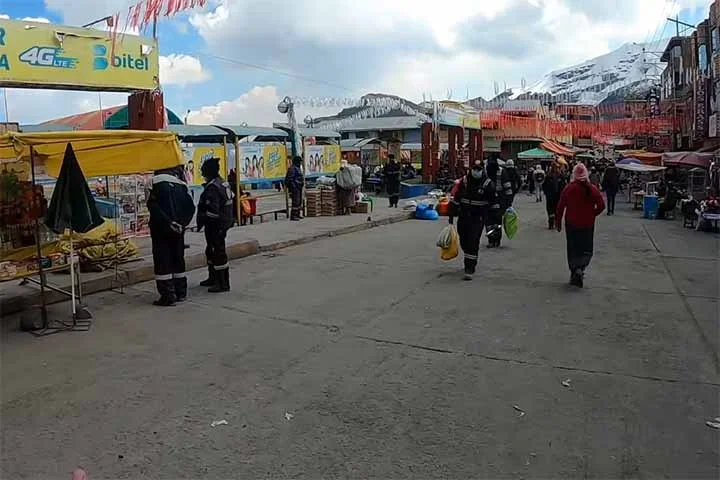 Apesar dos desafios, La Rinconada atrai alguns turistas aventureiros que desejam conhecer a cidade mais alta do mundo e presenciar a dura realidade dos mineiros.