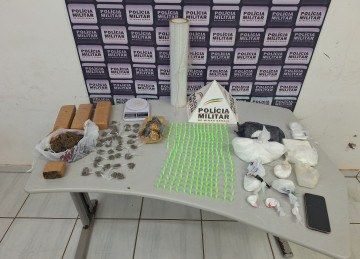 Parte da droga foi encontrada dentro do guarda-roupas da casa -  (crédito: PMMG)