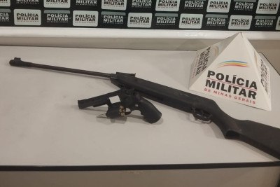Polícia recebeu denúncia de que mulher estava sendo ameaçada por companheiro e apreendeu uma espingarda e um revólver de pressão -  (crédito: PMMG/Divulgação)