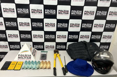 Polícia apreendeu os três celulares furtados, os instrumentos usados para arrombar a porta e um chapéu azul -  (crédito: PMMG/Divulgação)