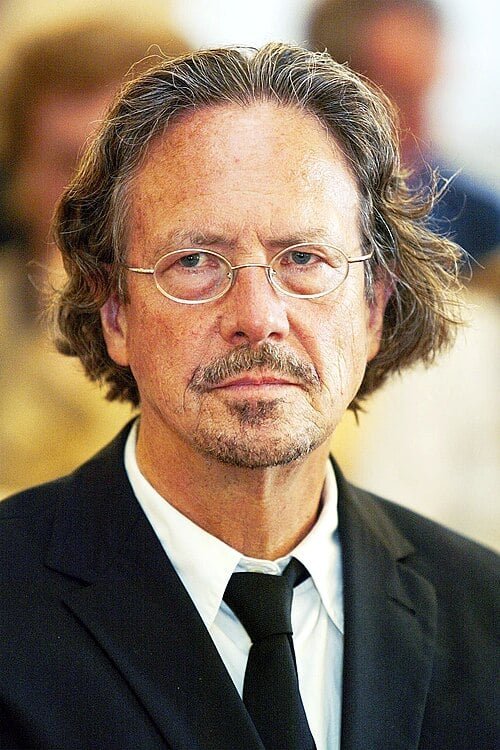 2019 - O austríaco Peter Handke foi laureado por sua prosa lírica e reflexiva. Em A Angústia do Goleiro Diante do Pênalti, explora silêncio, linguagem e alienação com estilo denso e filosófico. Sua premiação causou polêmica.