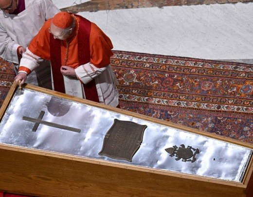 O cardeal camerlengo, Kevin Farrell, fecha o caixão do pontífice, na Basílica de São Pedro: em três dias, 250 mil pessoas passaram pelo local    -  (crédito: AFP)