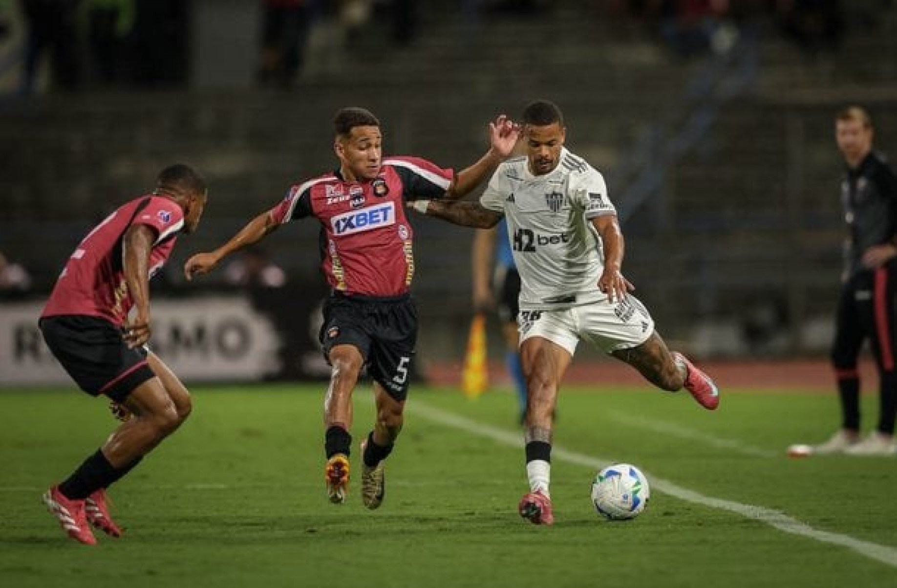 Betinho Marques – Caracas! Coluna de obviedades: o Galo precisou de rodar o elenco e quase rodou Betinho Marques – Caracas! Coluna de obviedades: o Galo precisou de rodar o elenco e quase rodou