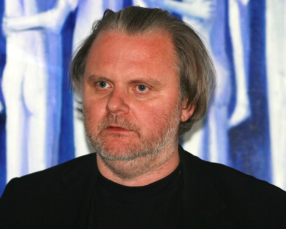 2023 - O norueguês Jon Fosse foi laureado por seu estilo minimalista e espiritual. Em peças e romances, como Trilogia, explora silêncio, fé e existência humana com lirismo e influência mística, tornando-se um nome central da literatura nórdica.