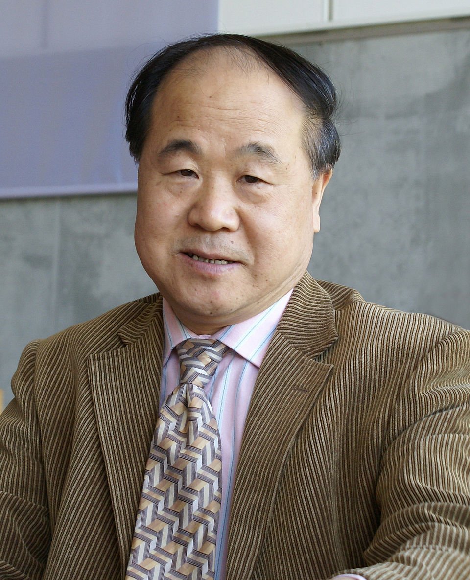 2012 - O chinês Mo Yan venceu o Nobel por misturar realismo mágico e tradições populares. Em Sorgo Vermelho, retrata a brutalidade da história rural chinesa com humor, violência e um olhar crítico sobre o autoritarismo.