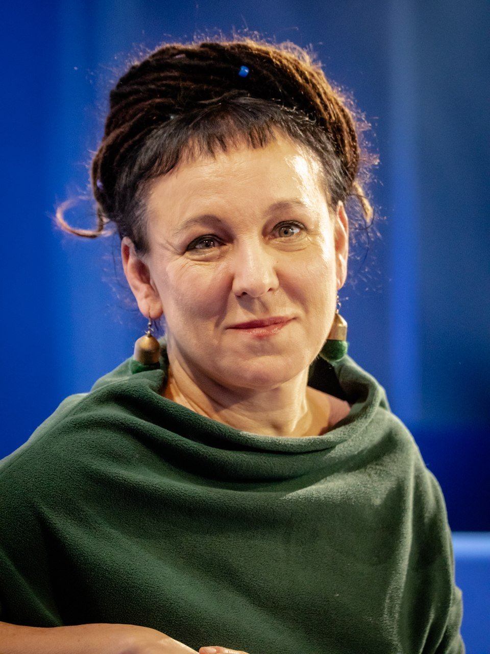 2018 - A polonesa Olga Tokarczuk foi premiada por sua imaginação narrativa e construção de mundos interligados. Em Os Vagantes e Sobre os Ossos dos Mortos, aborda temas como viagem, identidade e espiritualidade com originalidade.