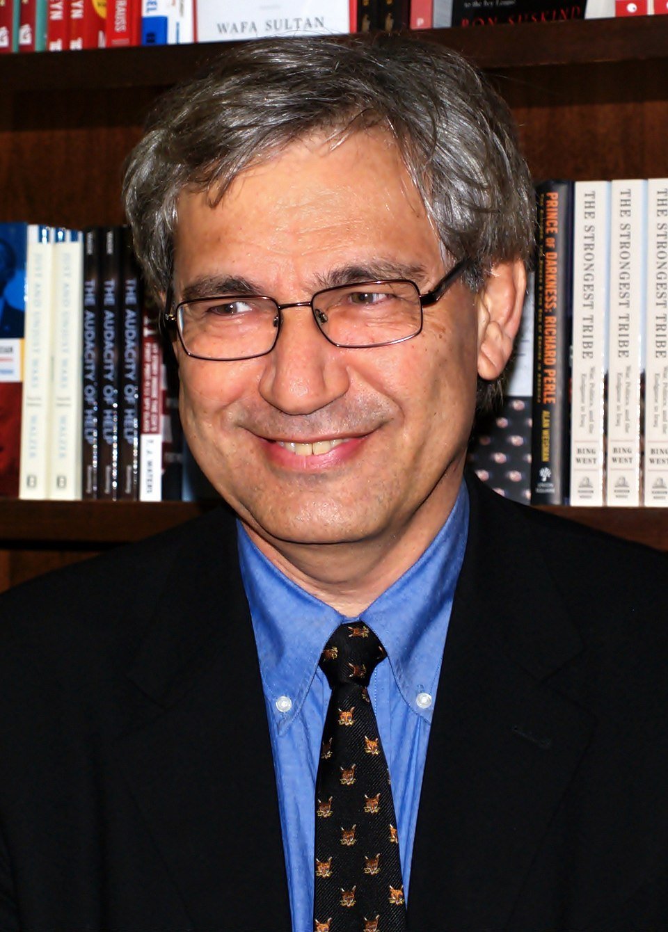 2006 - O turco Orhan Pamuk foi reconhecido por explorar conflitos entre Oriente e Ocidente. Em romances como Neve e Meu Nome é Vermelho, mistura história, política e identidade com lirismo e profundidade filosófica.